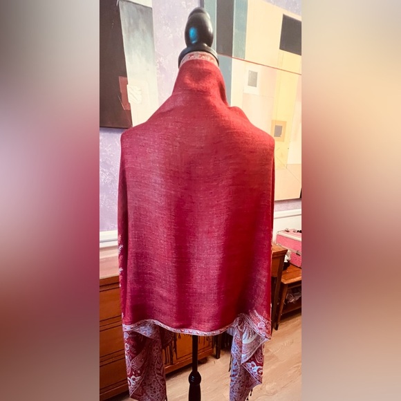 Exquisite Vibrant Red and Gold Paisley Wrap - Picture 6 of 16